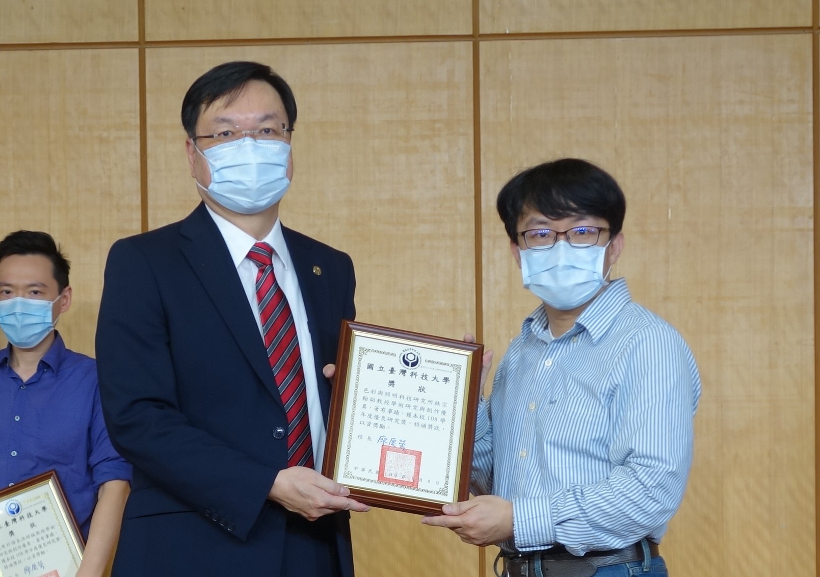 Dr. Lin wins distinguished research award of NTUST